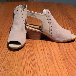 New women's baretraps size 11